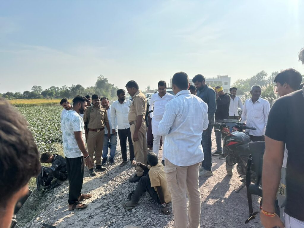 अमेठी में सड़क हादसे में घायल युवकों को अस्पताल भिजवाने की व्यवस्था करते विधायक राकेश प्रताप सिंह।