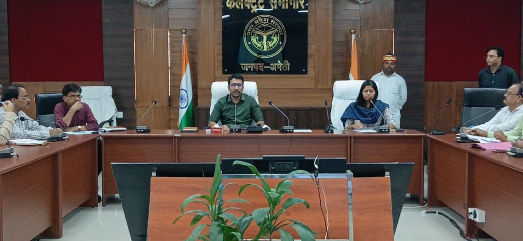 अमेठी में IG​​RS शिकायतों के निस्तारण की समीक्षा बैठक करते जिलाधिकारी शशांक चौधरी