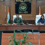 अमेठी में IG​​RS शिकायतों के निस्तारण की समीक्षा बैठक करते जिलाधिकारी शशांक चौधरी
