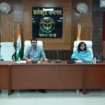 अमेठी में सीएम डैशबोर्ड की समीक्षा बैठक के दौरान जिलाधिकारी शशांक चौधरी अधिकारियों को निर्देश देते हुए