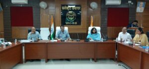 अमेठी में सीएम डैशबोर्ड की समीक्षा बैठक के दौरान जिलाधिकारी शशांक चौधरी अधिकारियों को निर्देश देते हुए